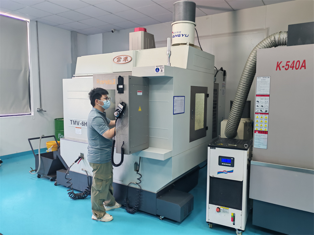 車間現(xiàn)場 CNC精度±0.01mm